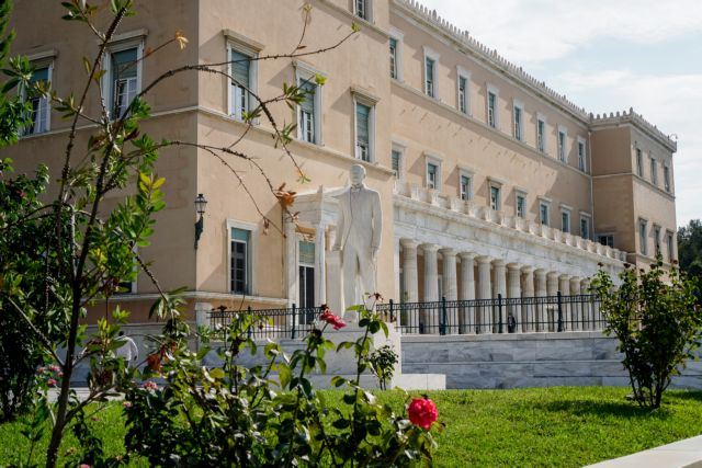 Δημοσκόπηση: Πόσο πληγώθηκε η κυβέρνηση από τις υποκλοπές, ποια η διαφορά ΝΔ με ΣΥΡΙΖΑ