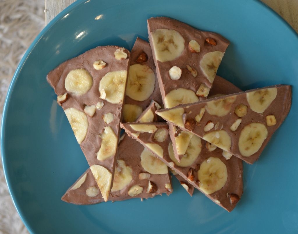 Brittles γιαουρτιού με κακάο, μπανάνα και φουντούκια