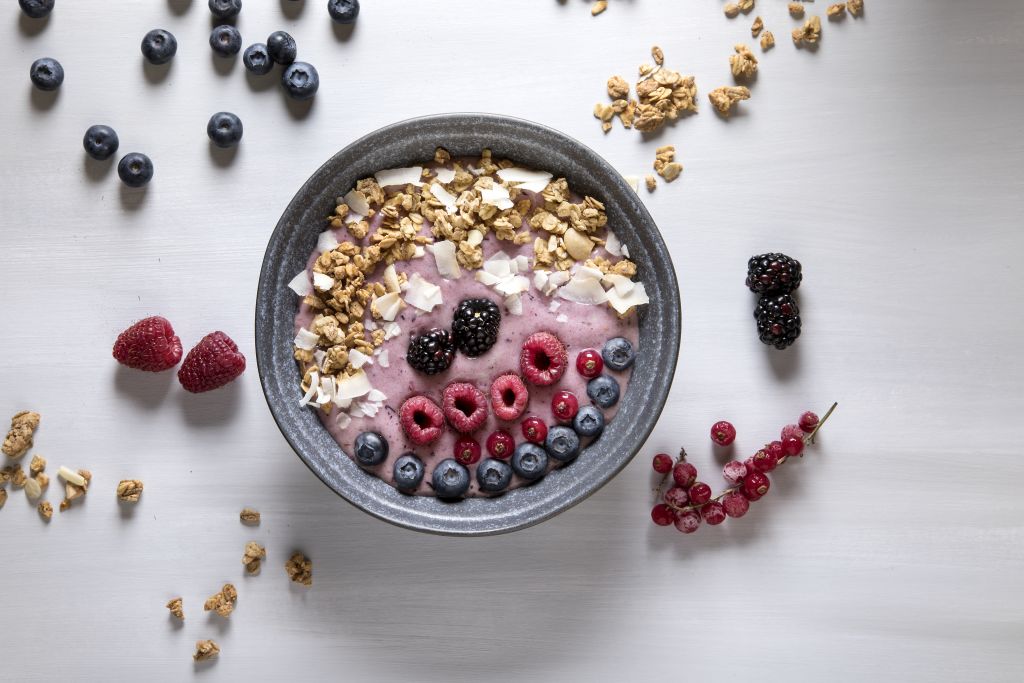 Smoothie bowl με φρούτα του δάσους και γκρανόλα