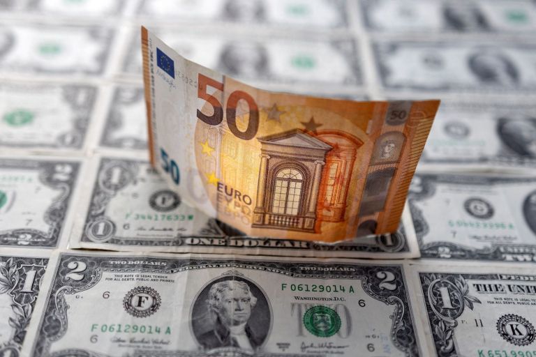 Καταρρέει το ευρώ: Πρώτη φορά κάτω από τα 0,99 δολ. εδώ και 20 χρόνια