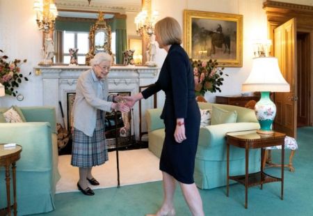 Βρετανία: Επίσημα πρωθυπουργός η Λιζ Τρας – Διορίστηκε από τη βασίλισσα Ελισάβετ