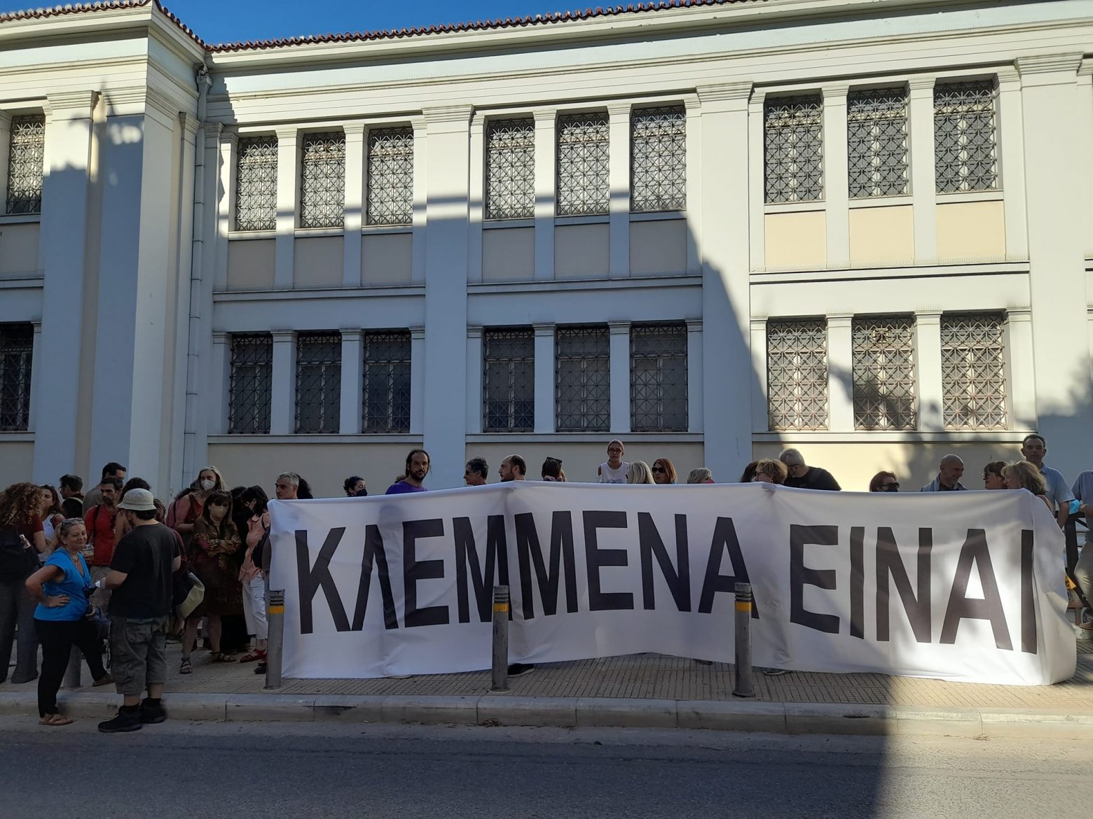 Διαμαρτυρία αρχαιολόγων – πολιτική αντιπαράθεση στη Βουλή για τη συμφωνία επιστροφής αρχαιοτήτων