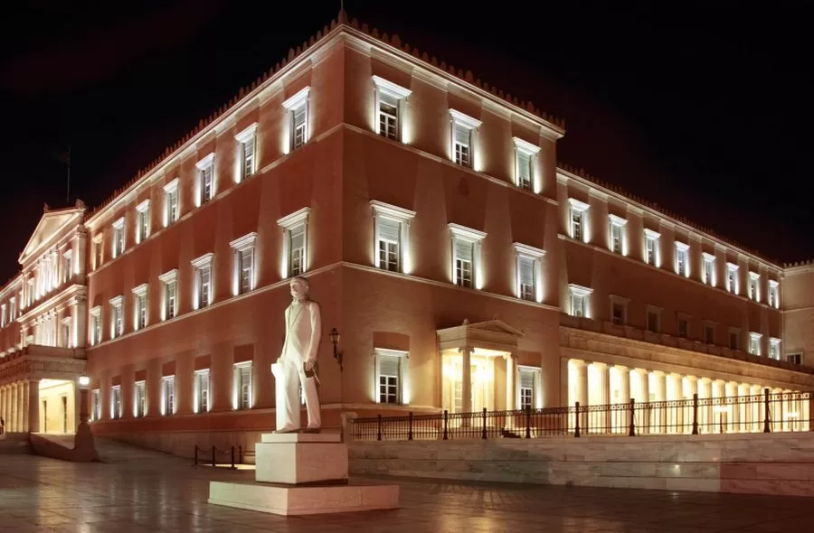 Με τα φώτα αναμμένα και βαριά στη Βουλή και στα υπουργεία