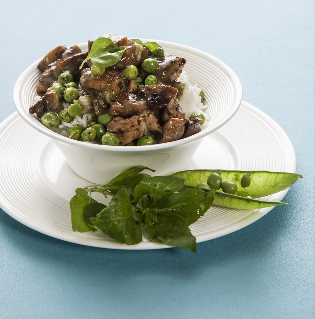 Κοτόπουλο με κάρυ, μανιτάρια και αρακά