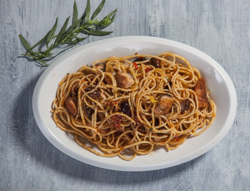 Σπαγγέτι με σολομό, ελιές και τσίλι