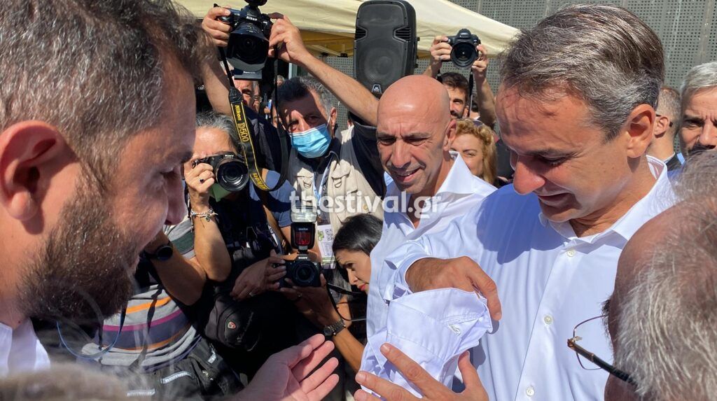 ΔΕΘ: Δώρο μια στολή μαγειρικής στον Κυριάκο Μητσοτάκη