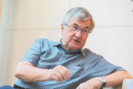 «Οι θεωρίεςσυνωμοσίαςαπειλούν τη λειτουργία της κοινωνίας»