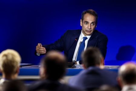 Posing pressing electoral dilemmas, Mitsotakis lashes out at Tsipras, Androulakis