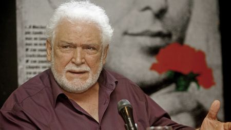 Κώστας Καζάκος: Ένας βαθιά γοητευτικός άνθρωπος, δοσμένος ολόψυχα στο θέατρο