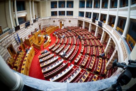 Υποκλοπές: Κόντρες στη Βουλή για την ΠΝΠ και τις αλλαγές στην ΕΥΠ