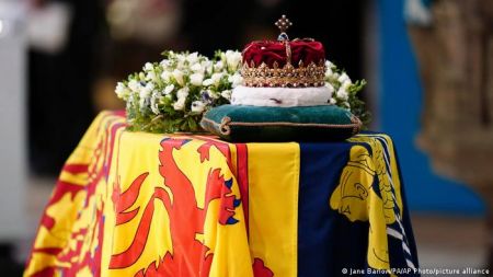 Σε λαϊκό προσκύνημα η σορός της Βασίλισσας Ελισάβετ – Σκηνές, υπνόσακοι και ουρές χιλιομέτρων