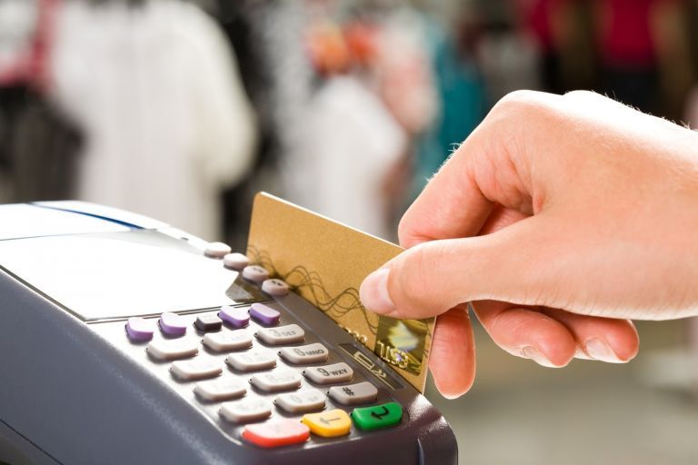 Πληθωρισμός: Πώς μπορούμε να τον μειώσουμε πληρώνοντας με κάρτες – Παραδείγματα