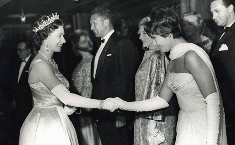 Βασίλισσα Ελισάβετ – Ειρήνη Παπά: Όταν συναντήθηκαν στην πρεμιέρα της ταινίας «Τα κανόνια του Ναβαρόνε» | tovima.gr