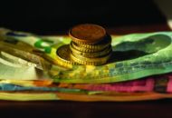 Κατώτατος μισθός: Σε ελεύθερη πτώση η αξία του στην Ευρώπη – Απώλεια-μαμούθ