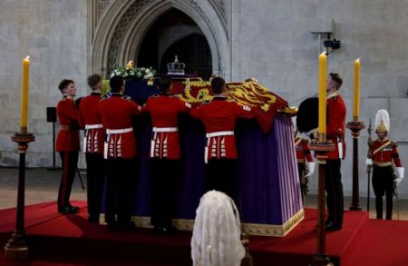 Βασίλισσα Ελισάβετ: Η Κατερίνα Σακελλαροπούλου θα πάει στην κηδεία της