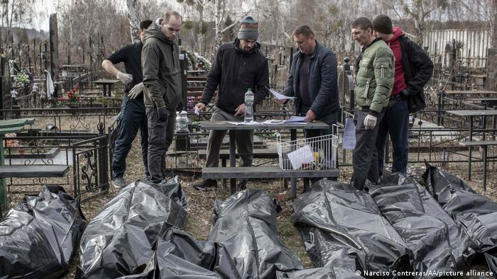 Ουκρανία: «Γροθιά» στο στομάχι βίντεο με μαζικούς τάφους στο Ιζιούμ