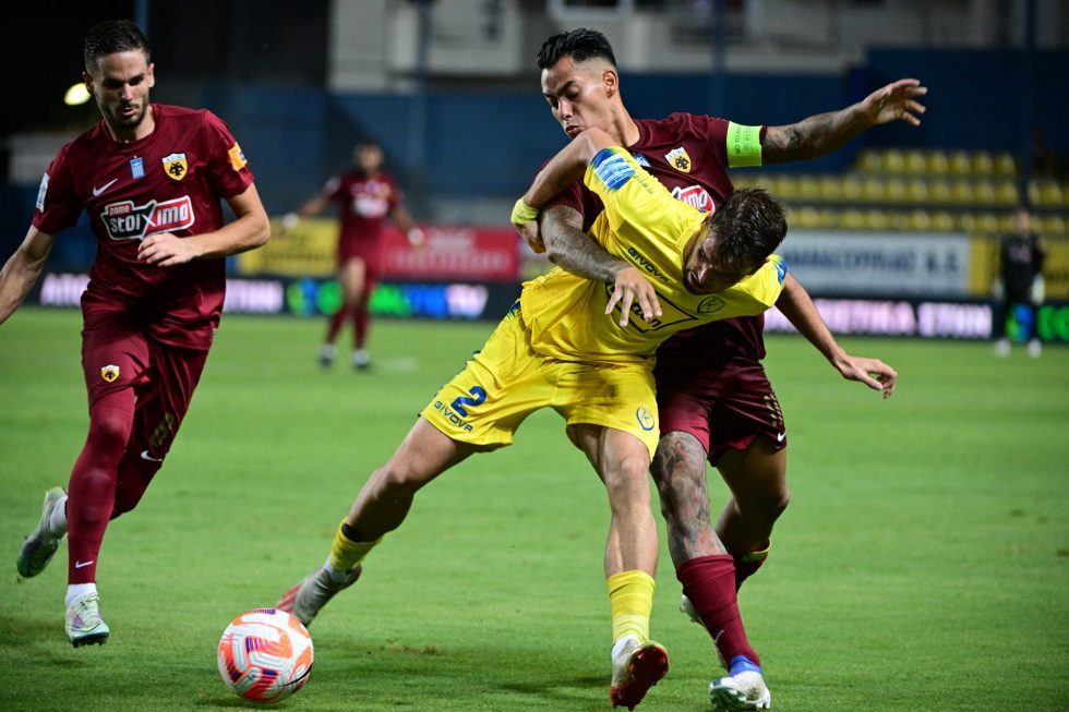 Μεγάλη ένταση στο ημίχρονο στο Αγρίνιο: Τραυματίστηκε στο χέρι ο Τζαβέλλας