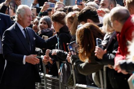 Βασίλισσα Ελισάβετ: Αιφνιδιαστική εμφάνιση Καρόλου – Ουίλιαμ στην ουρά για το λαϊκό προσκύνημα