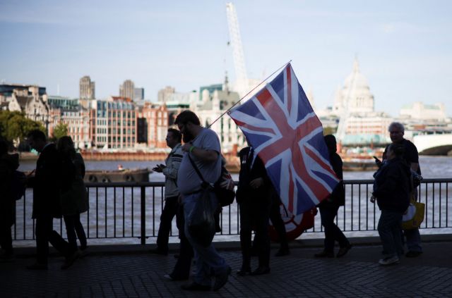 Βασίλισσα Ελισάβετ: Έκλεισε οριστικά η ουρά για το λαϊκό προσκύνημα – Η αναμονή ξεπερνά τις 16 ώρες
