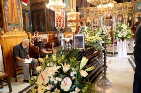 Ειρήνη Παπά: Συγκίνηση στο τελευταίο αντίο  – Πλήθος κόσμου στην κηδεία της ελληνίδας θεάς