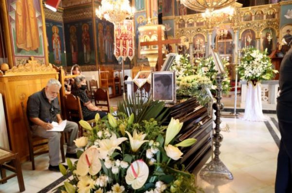 Ειρήνη Παπά: Συγκίνηση στο τελευταίο αντίο – Πλήθος κόσμου στην κηδεία της ελληνίδας θεάς - Ειδήσεις - νέα - Το Βήμα Online