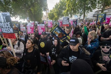 Βρετανία: Νεκρός από αστυνομικά πυρά έγχρωμος άνδρας  – Διαδηλωτές ζητούν δικαιοσύνη