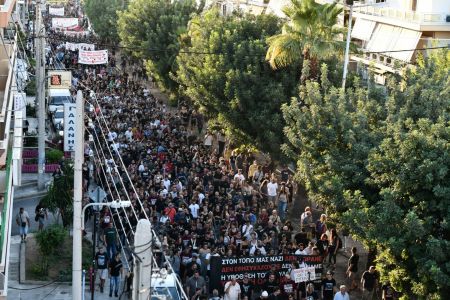 Παύλος Φύσσας: Ολοκληρώθηκε η αντιφασιστική πορεία – Χιλιάδες κόσμου στο Κερατσίνι