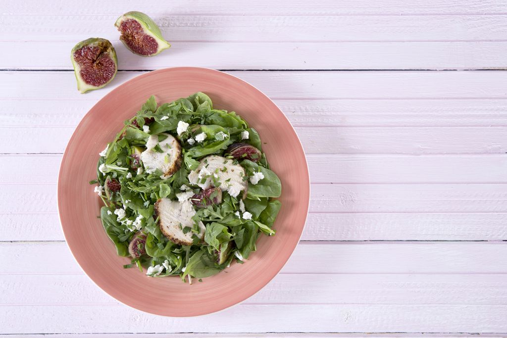 Σαλάτα με σπανάκι, ρόκα, κοτόπουλο και σύκα