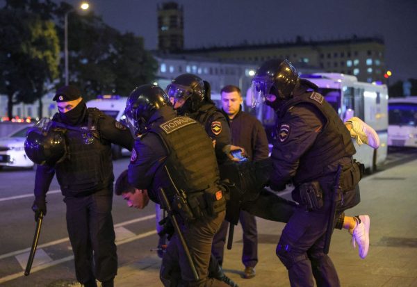 Ρωσία: Διαδηλώσεις μετά την επιστράτευση – Δεκάδες συλλήψεις