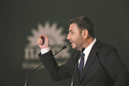 Νίκος Ανδρουλάκης: Ενας χρόνος στο τιμόνι του ΠαΣοΚ