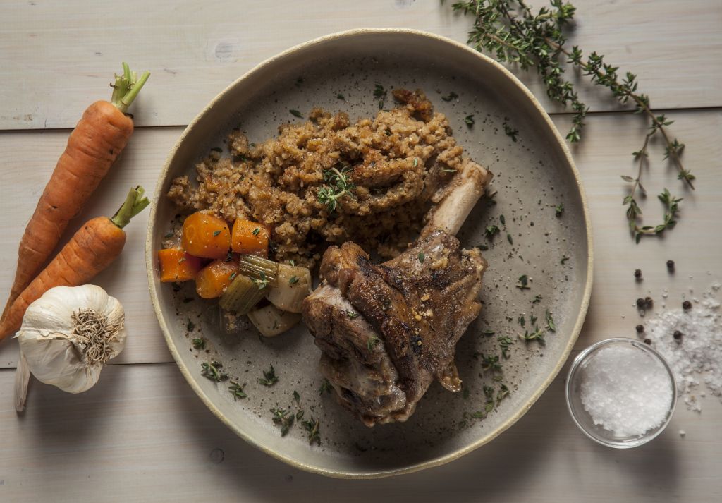 Κότσι με μαύρη μπίρα και ξινόχοντρο