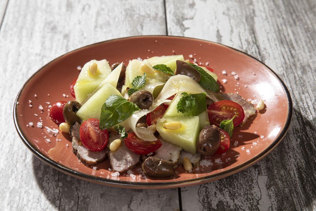 Σαλάτα με απάκι και γραβιέρα