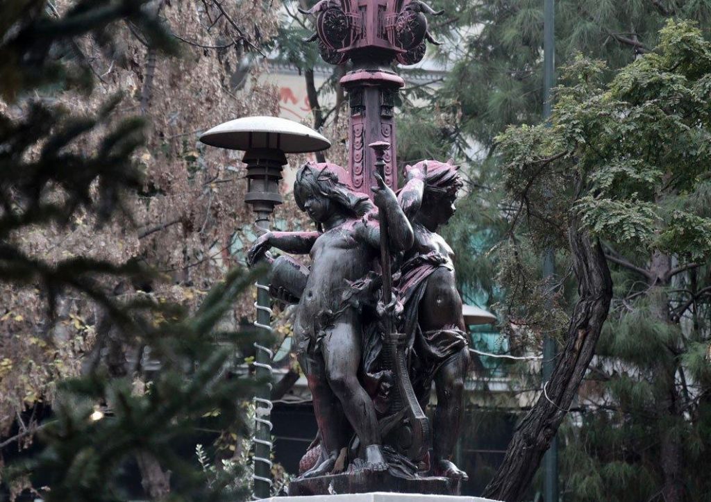 Ένταση στα Εξάρχεια – Απομακρύνθηκε από τη πλατεία το άγαλμα