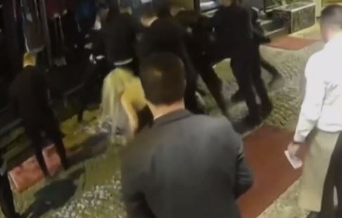 Κωνσταντινούπολη: Πορτιέρηδες ξυλοκόπησαν άγρια παρέα νεαρών – Δείτε βίντεο