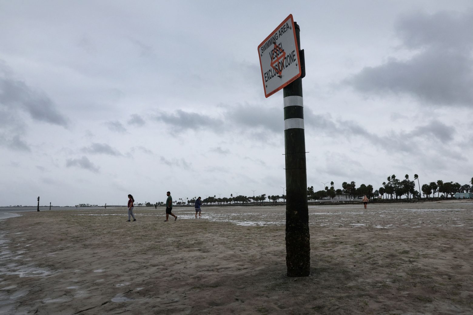 ΗΠΑ: Σάρωσε τα πάντα ο κυκλώνας Ίαν – «Ρούφηξε» όλη τη θάλασσα στον κόλπο της Τάμπα