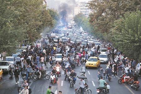 Η «επανάσταση της μαντίλας» στο Ιράν