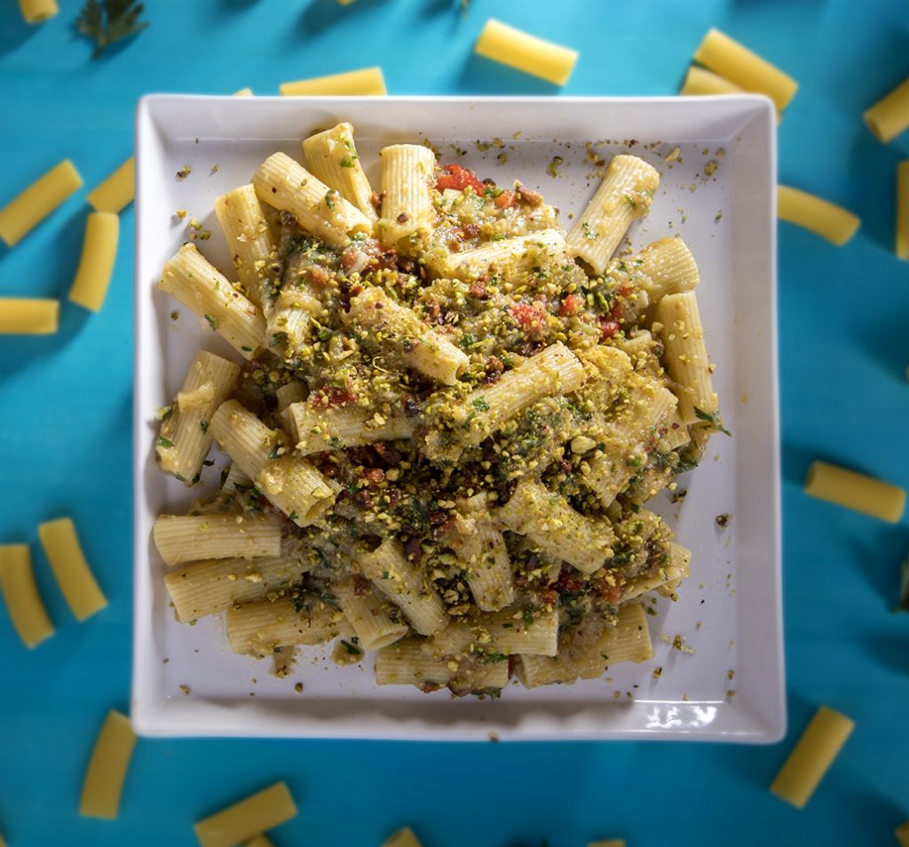 Ριγκατόνι με μελιτζανοσαλάτα, αβγοτάραχο και φιστίκι Αιγίνης