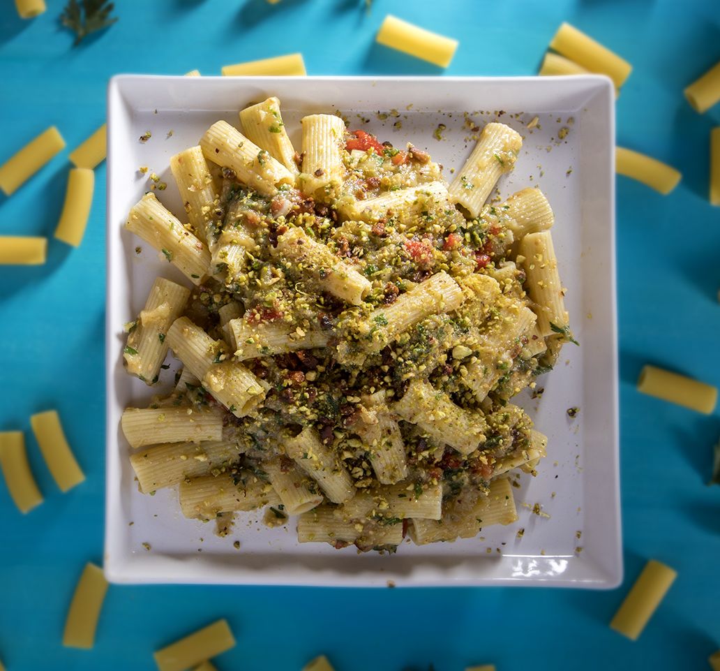 Ριγκατόνι με μελιτζανοσαλάτα, αβγοτάραχο και φιστίκι Αιγίνης