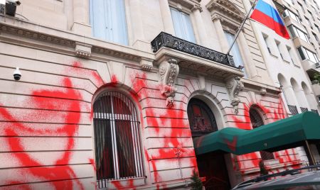 Νέα Υόρκη: Έριξαν κόκκινη μπογιά στο Προξενείο της Ρωσίας