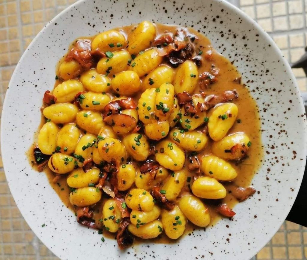 Gnocchi di patate με σπεκ και γκοργκοντζόλα