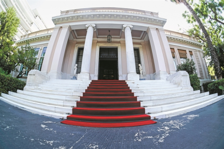 Το Μαξίμου που όλο φεύγει και όλο μένει