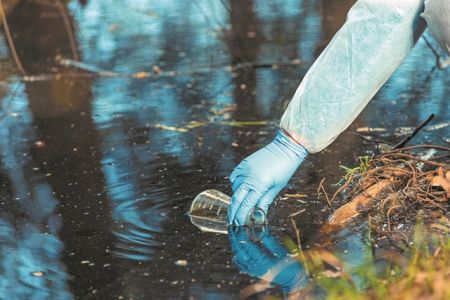 «Αιώνια χημικά» σε ένα ευάλωτο περιβάλλον: Οι συνέπειες και οι νέες προοπτικές διάσπασής τους