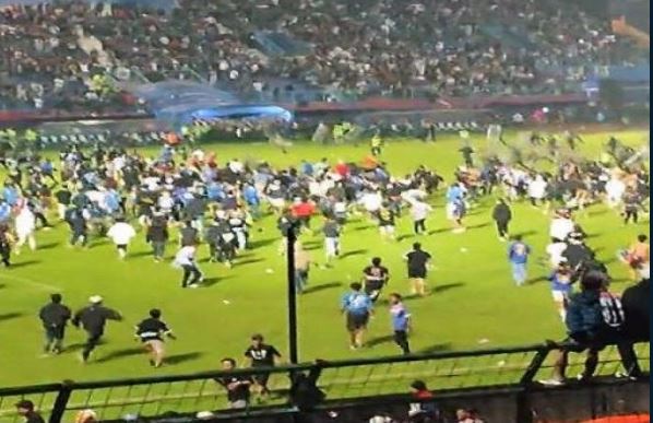Ασύλληπτη τραγωδία στην Ινδονησία: Δεκάδες νεκροί σε ποδοσφαιρικό παιχνίδι