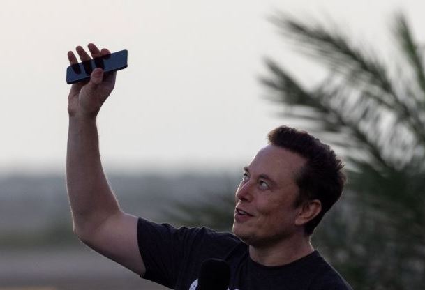 Ο Έλον Μασκ συμβουλεύει τον εαυτό του: «Σταμάτα και μύρισε τα τριαντάφυλλα»