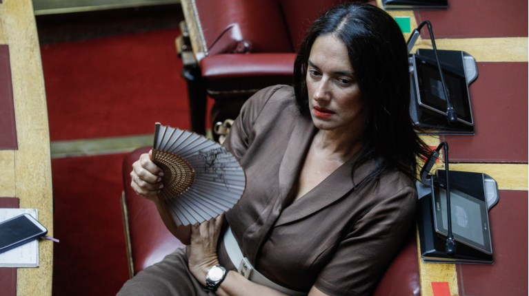 Λιποθύμησε στη Βουλή η Νόνη Δούνια – Τι συνέβη