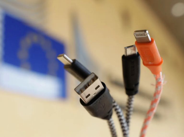 Ενας φορτιστής για όλες τις συσκευές στην ΕΕ – Πώς η Apple έχασε τον πόλεμο