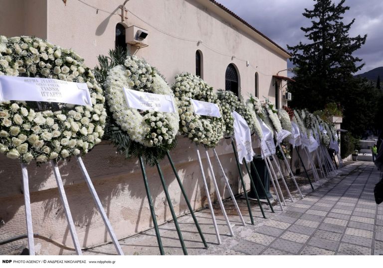 Σταμάτης Κόκοτας: Το τελευταίο αντίο στον σπουδαίο τραγουδιστή – Φωτογραφίες από την κηδεία | tovima.gr