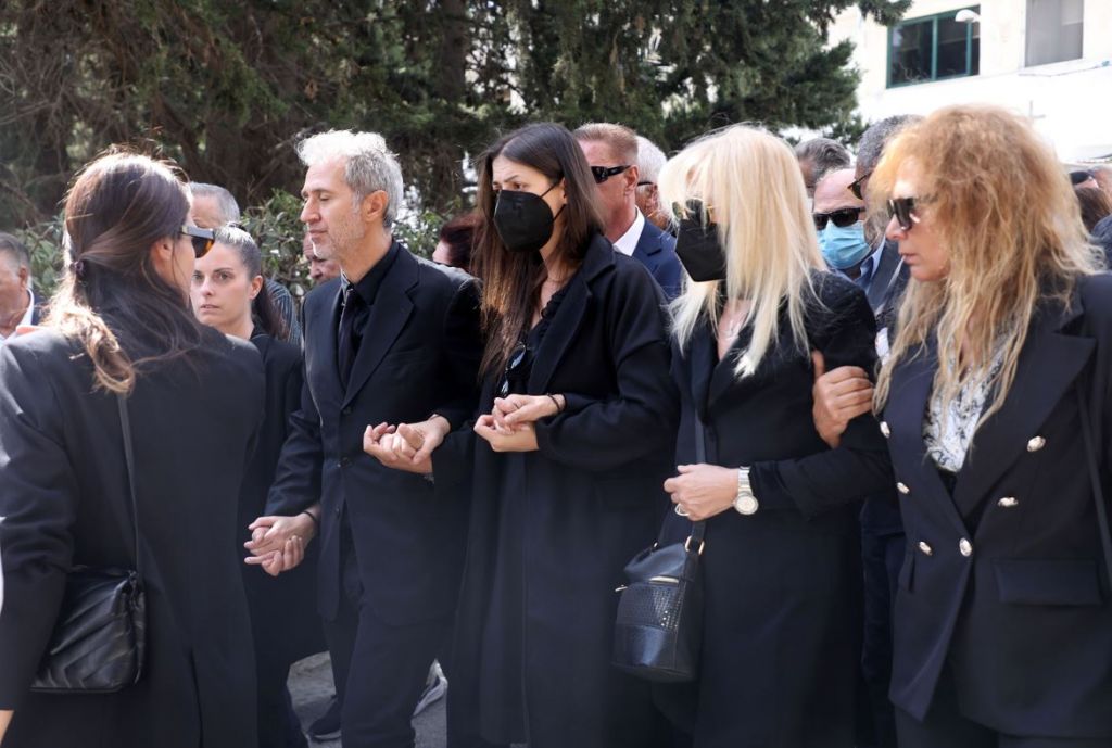 Κηδεία Σταμάτη Κόκοτα: Συντετριμμένος  ο γιος του Δημήτρης στο τελευταίο «αντίο»