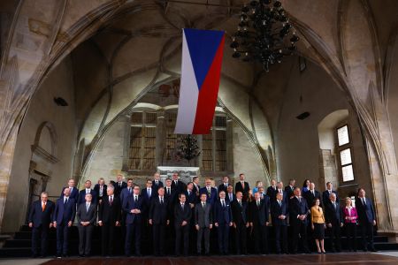 Πράγα: Αποστάσεις Μητσοτάκη – Ερντογάν στην «οικογενειακή φωτογραφία»