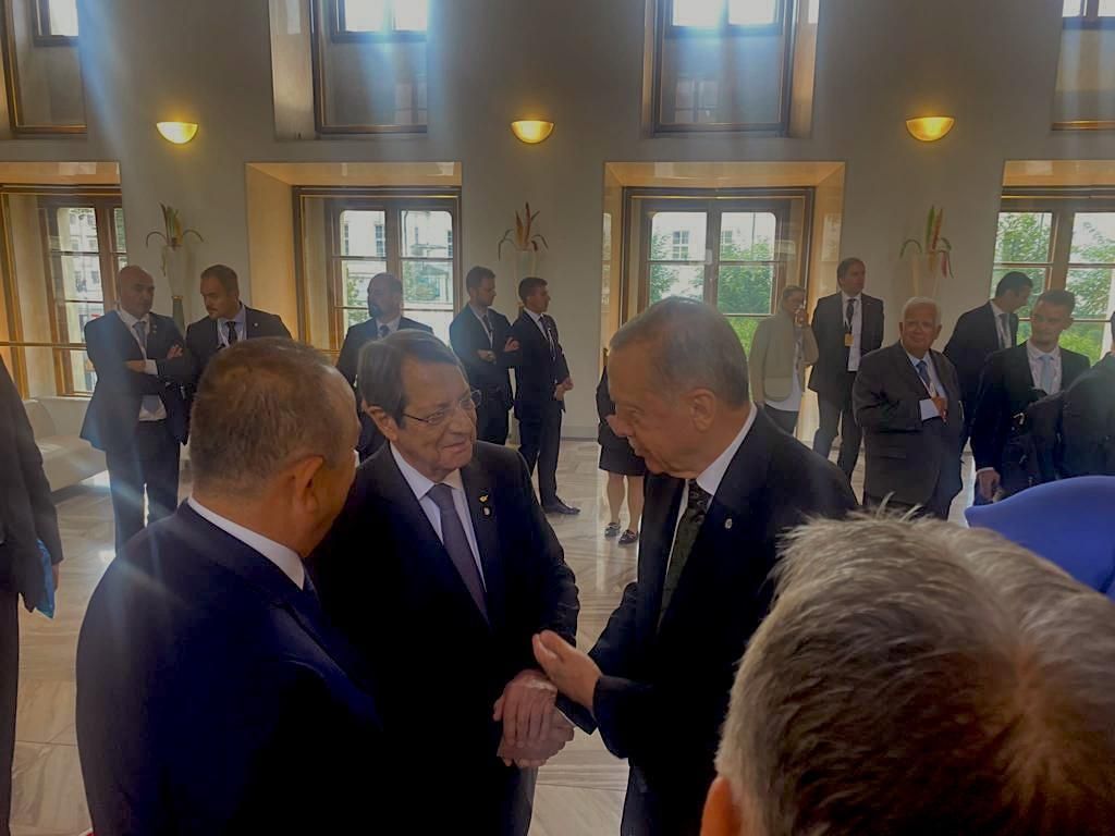 Πράγα: Χειραψία και πηγαδάκι Αναστασιάδη – Ερντογάν – Τι ειπώθηκε